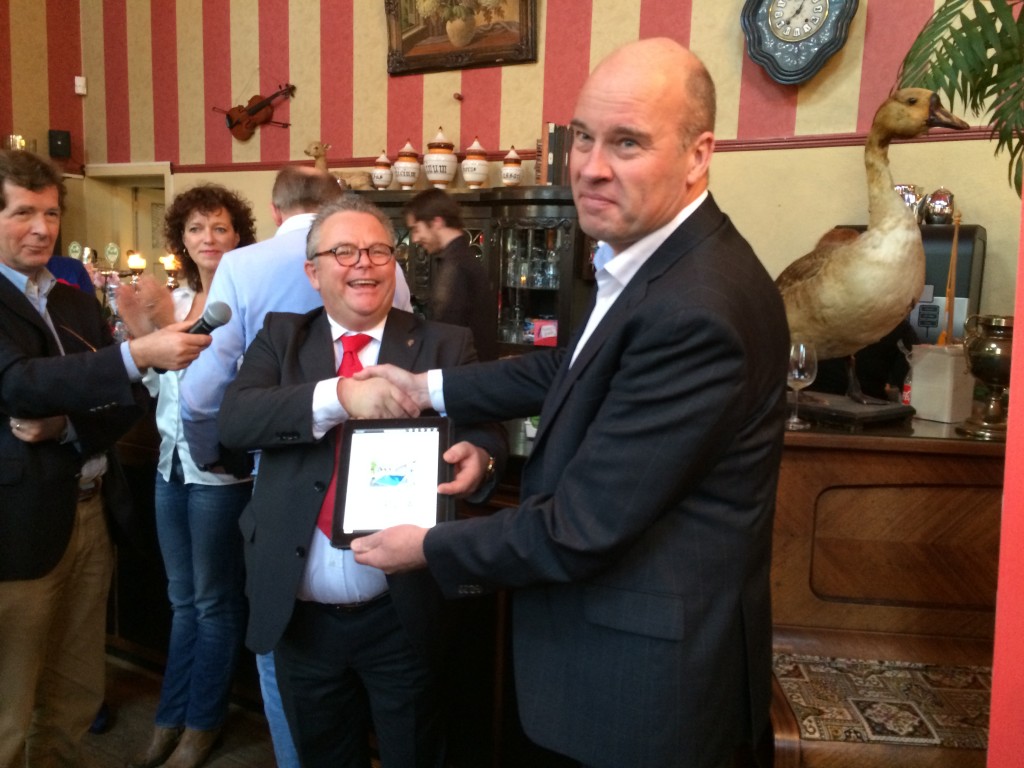 PvdA-voorzitter Aris Blok reikt verkiezingsprogramma over aan wethouder Ronald Vennik