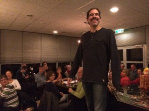 Voorzitter Gerard Brussaard kondigt de actie aan alle aanwezige leden aan