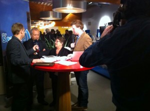 Gertjan Huijbens en Jelle Dijkstra zullen de uitslagenavond presenteren. Foto: RTV Seaport/Sjoerd Dekker