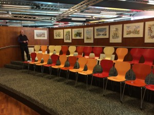 De schilderij zijn te bezichtigen in het theater van de bibliotheek