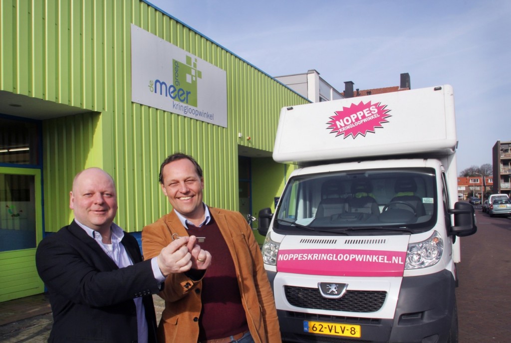 Algemeen directeur van IJmond Werkt! Mark Bouma (l) overhandigt symbolisch de sleutel van het pand aan de Narcissenstraat aan algemeen directeur van Noppes kringloopwinkels Willem Staphorsius (r). Foto: RTV Seaport/Ron Pichel.