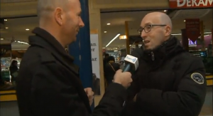 Mark Moreels ondervraagt een voorbijganger over de Ijmond.