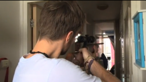 Verslaggever Tim Hofman staat klaar om te schieten.. Foto: Screenshot YouTube