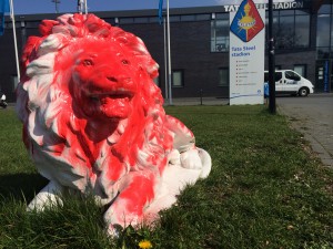 Een van de witte leeuwen is nu rood. Foto: RTV Seaport/Sjoerd Dekker
