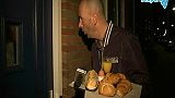 Verslaggever Mark Moreels stond donderdagochtend bij diverse raadsleden op de stoep om ze (soms) de feliciteren met de uitslag. Foto: RTV Seaportt