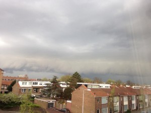 Rolwolk boven IJmuiden, eerder deze middag. Foto: Twitter.com / @donblondie