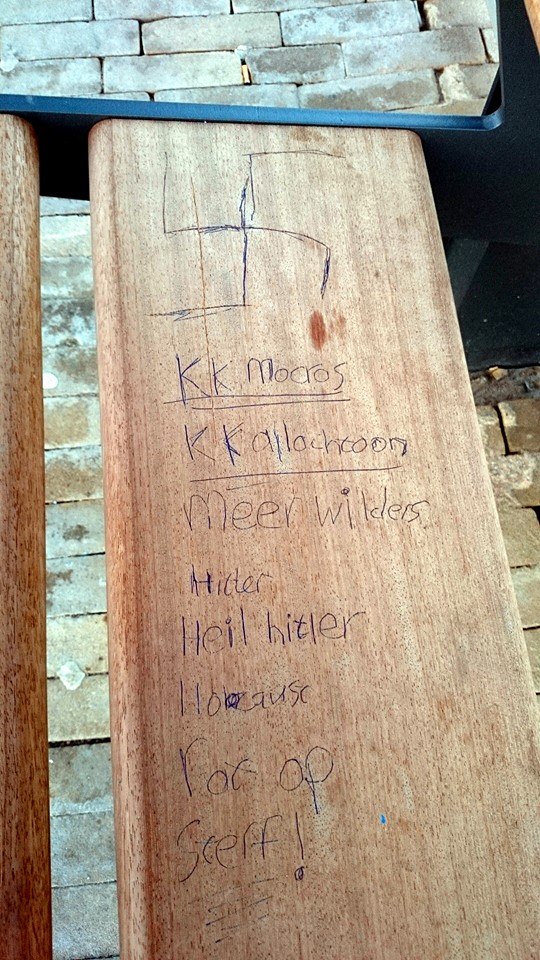 ‘Heil Hitler’ en ‘meer Wilders’ op IJmuidens bushokje