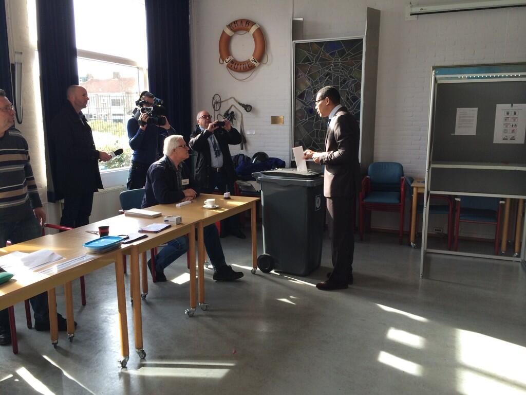 Burgemeester Franc Weerwind stemt in Zee- en Havenmuseum