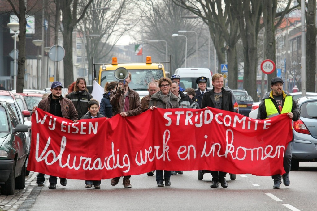 In beeld: Zeer magere opkomst protest-actie IJmuiden-Centrum