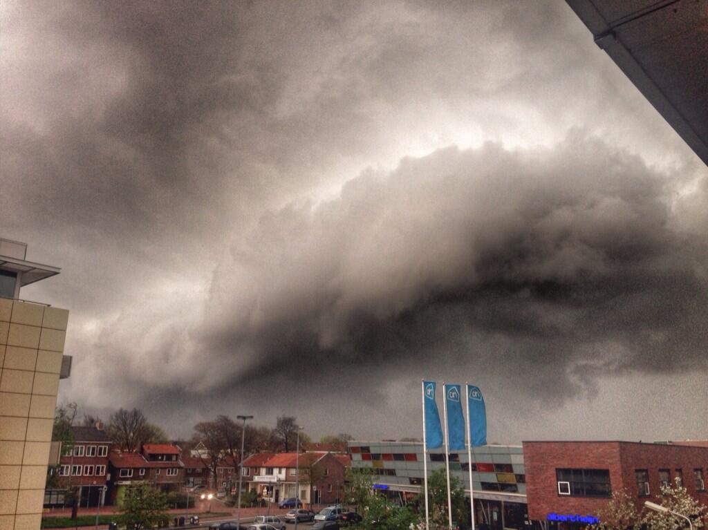 LIVE: Storm barst los boven Velsen