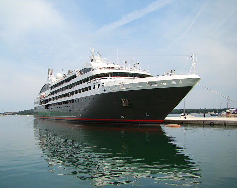 Cruiseschip vaart tegen deur Middensluis IJmuiden