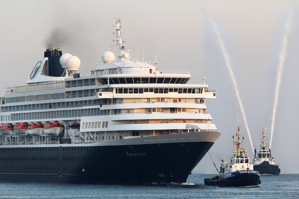 Cruisekanjer Prinsendam voor ’t eerst in IJmuiden