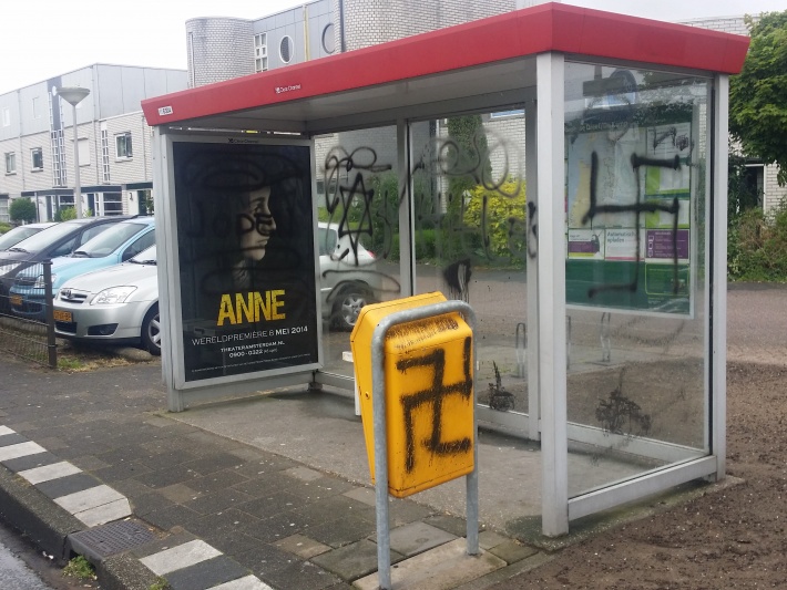 Bushokje Velserbroek weer vrij van Nazi-tekens