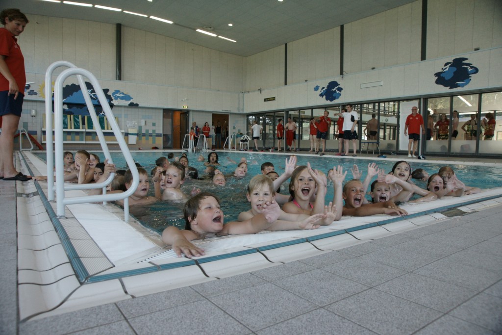 Watervrienden IJmuiden reikt 53 zwemdiploma’s uit