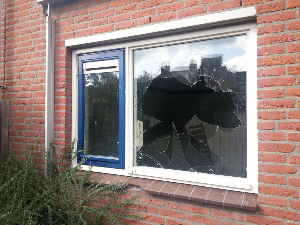 Raam gehandicaptenwoning ingegooid