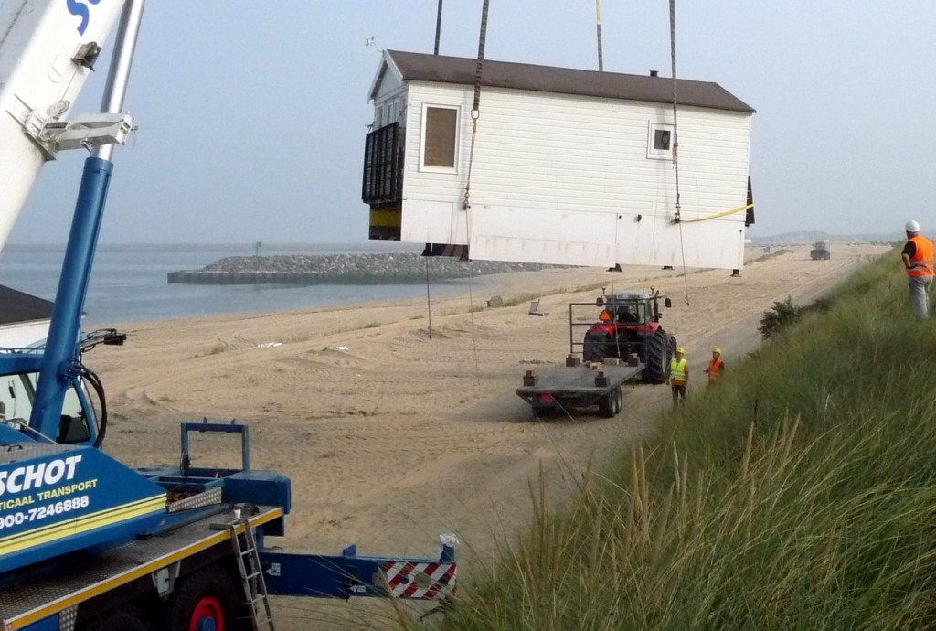 Strandhuisjes van strand gehaald