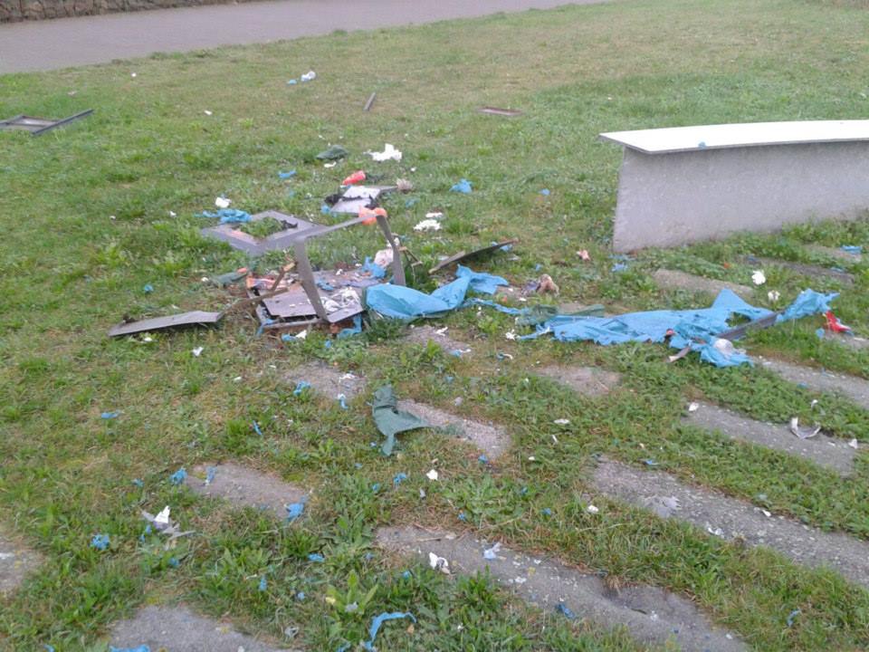Buurt wakker na opblazen prullenbak