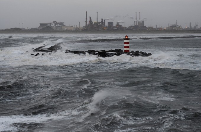 Man en hond springen van Noordpier