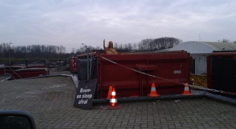 Velsenaar dumpt Jezus bij het afval