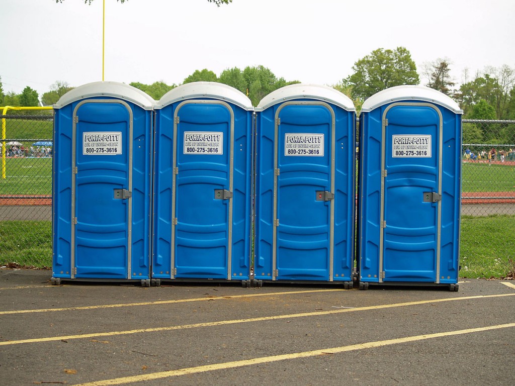 Vuurwerktuig blaast mobiel toilet op
