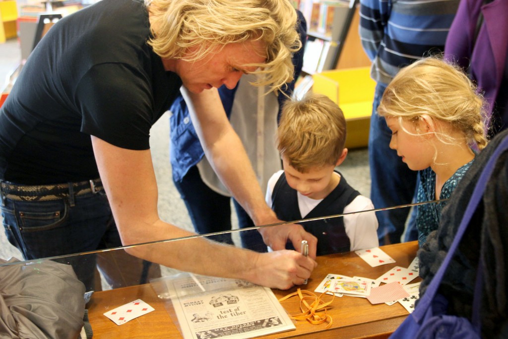 In beeld: Hans Klok opent expositie