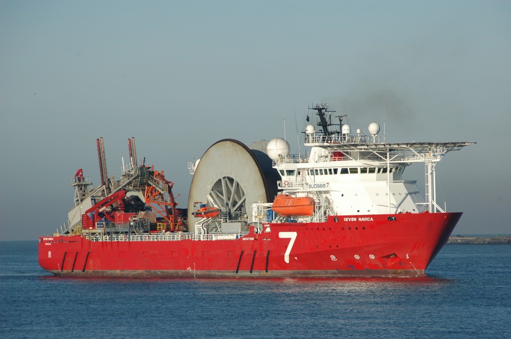 Gigantisch haspel op schip door kanaal