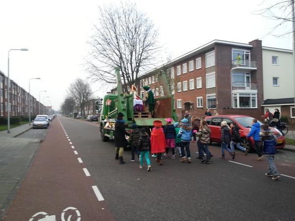 Gespot: de Sint op een vuilniswagen