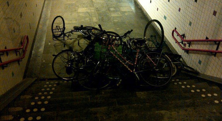 Fietsen gedumpt onder station Driehuis