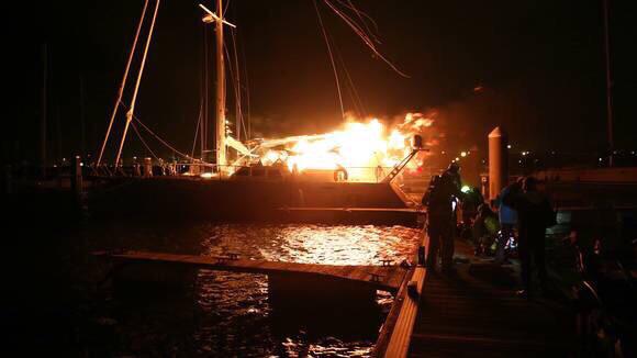 Brand in jachthaven IJmuiden