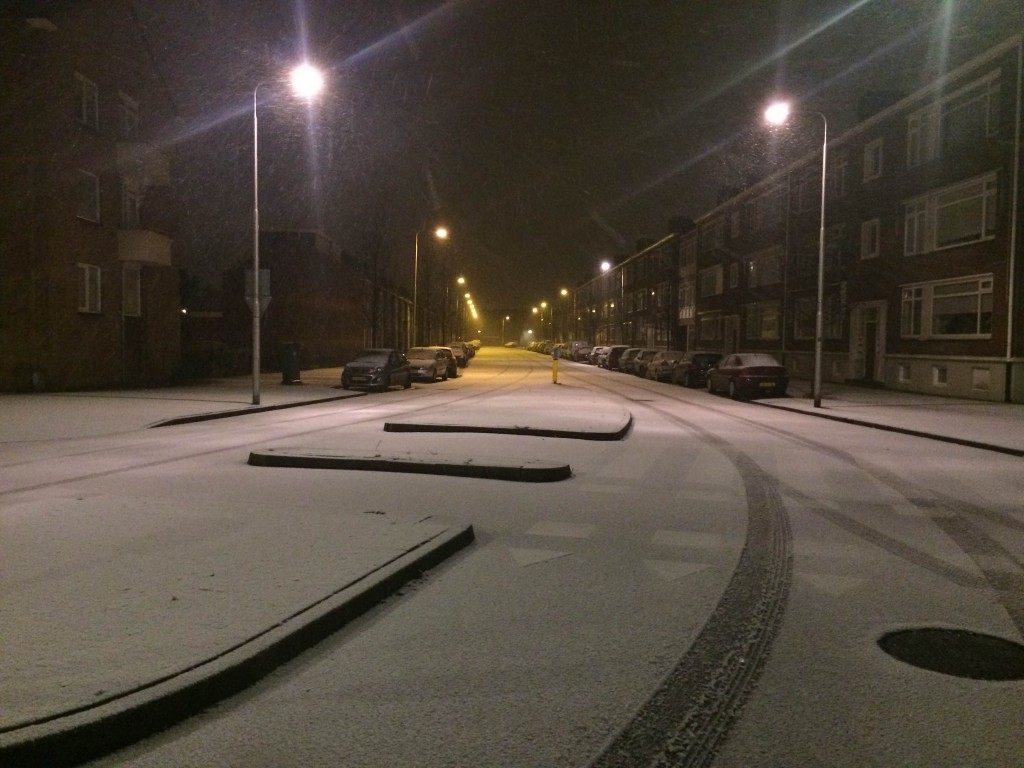 Pak sneeuw kleurt Velsen wit
