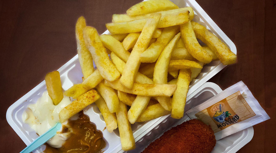 Tiener op blote voeten berooft snackbar