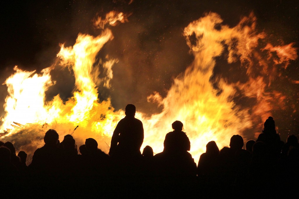 In beeld: kerstboomverbranding S’poort