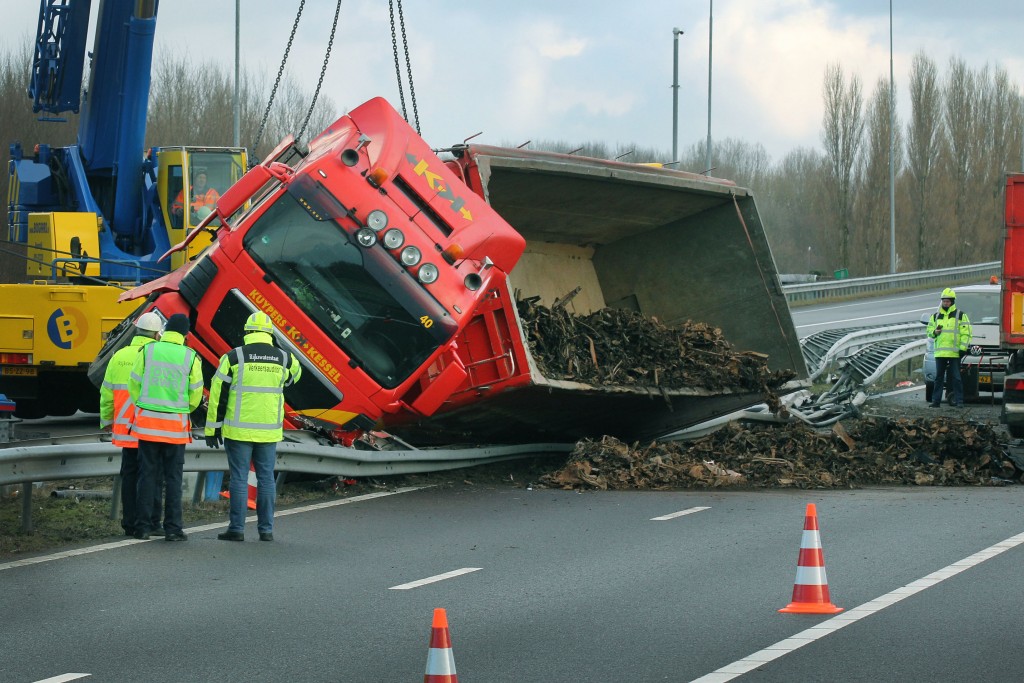 In beeld: vrachtwagen ontwricht A9