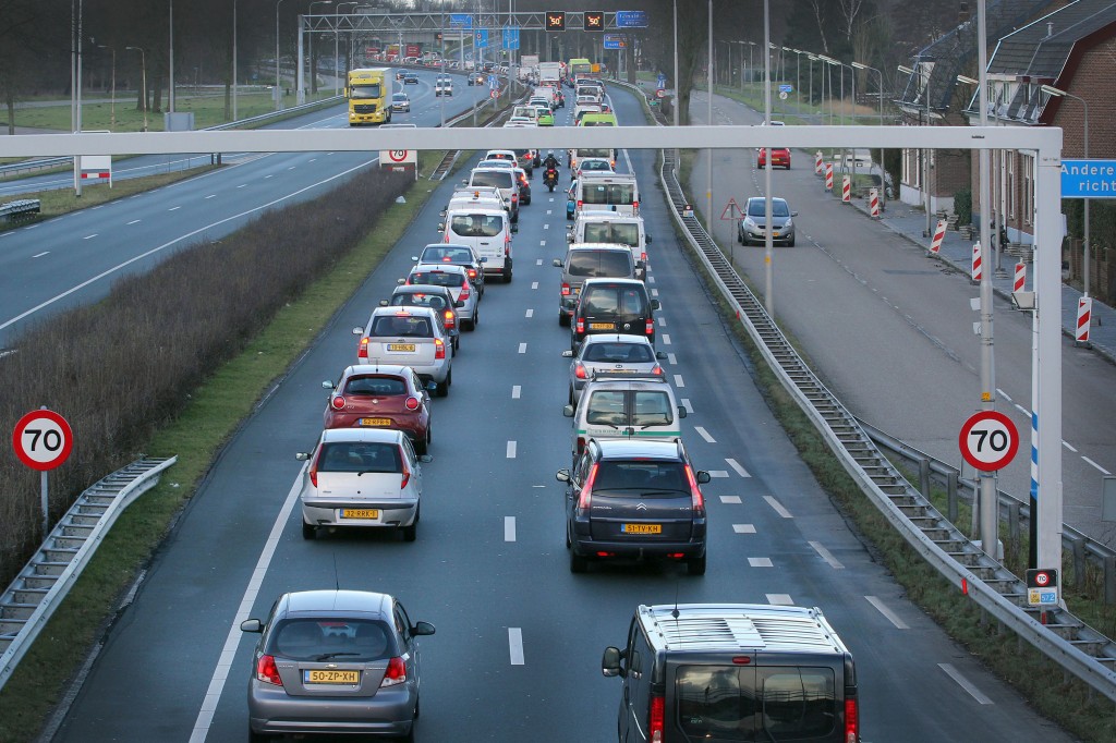 Te hoge vrachtauto sluit Velsertunnel af