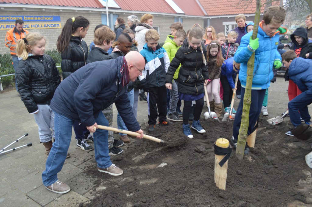 Leerlingen planten bomen bij school