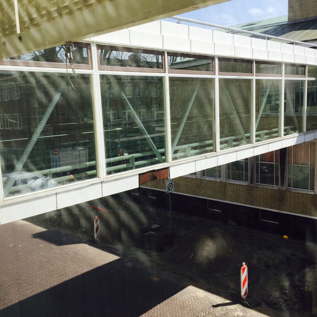 Truck knalt tegen loopbrug stadhuis