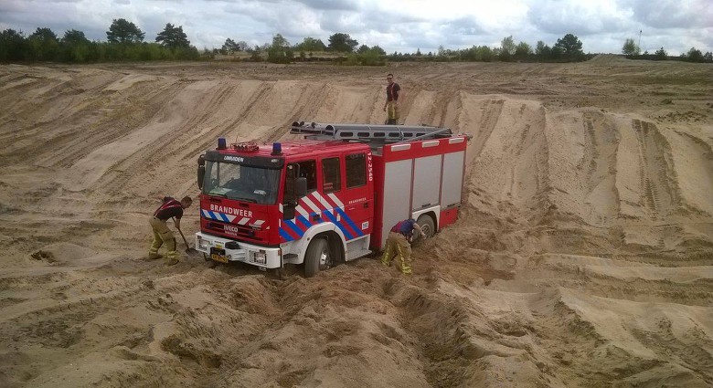 IJmuidense brandweerauto vast in zand