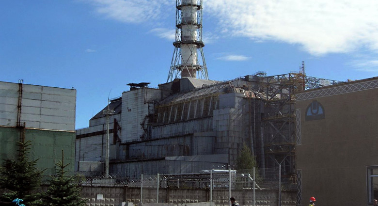 Tata-dochter bouwt kap voor Tsjernobyl