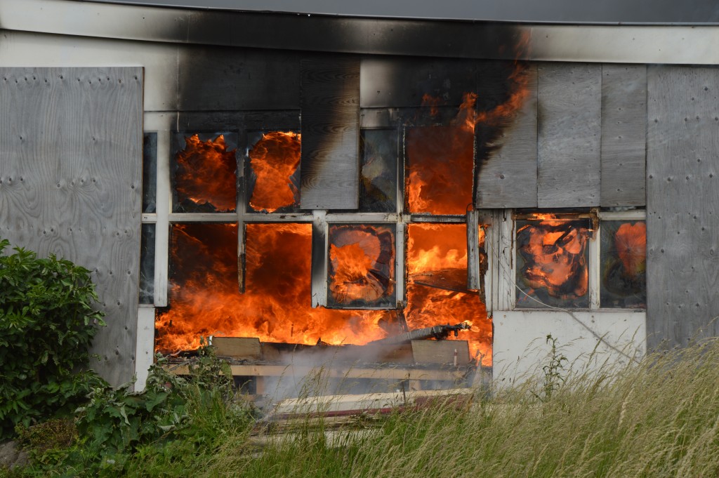 Foto’s: Brand verwoest discotheek bij sluizen