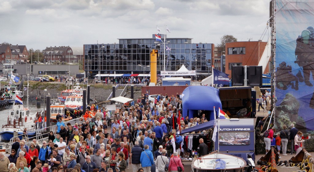 Auto botst op snackkraam bij PreSail
