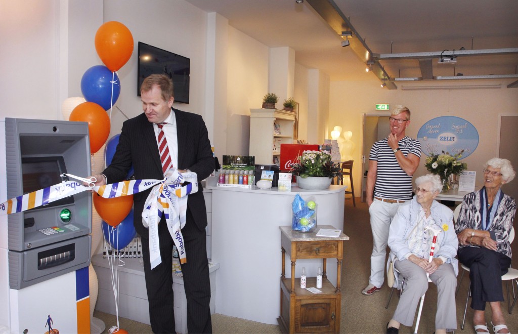 Ingebruikname nieuwe geldautomaat in Driehuis
