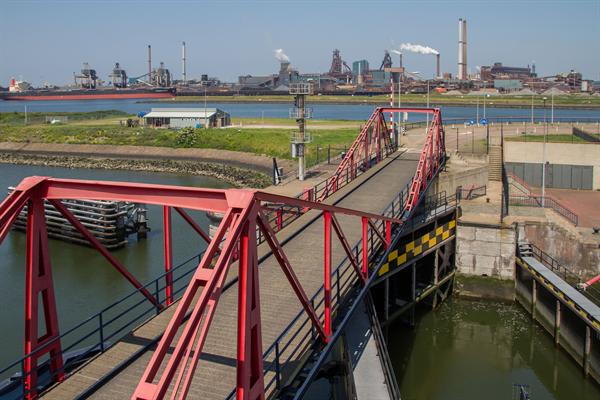 Brug over middensluis afgesloten