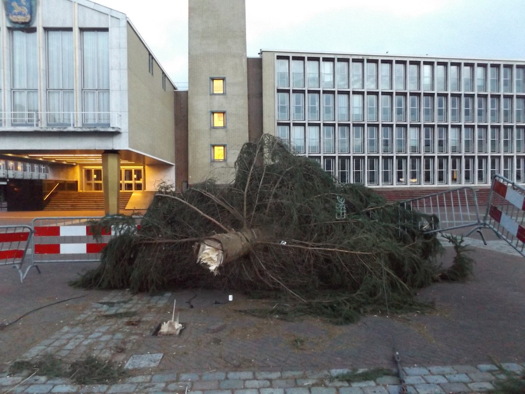 Kerstboom Plein 1945 tegen de grond