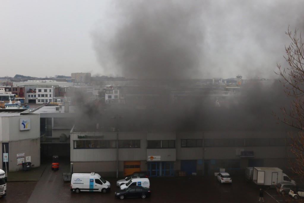 Brand in bedrijfspand Halkade IJmuiden