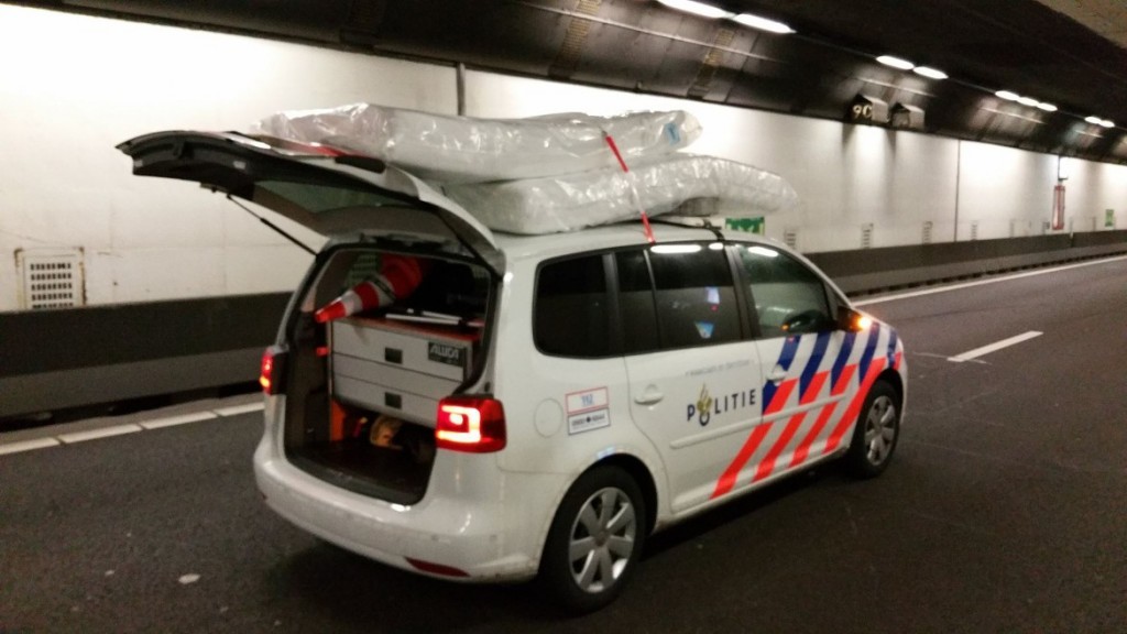 Man loopt met matrassen door tunnel