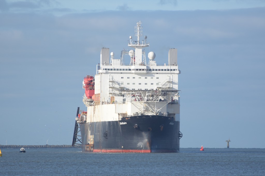 Langste schip ooit in Noordersluis