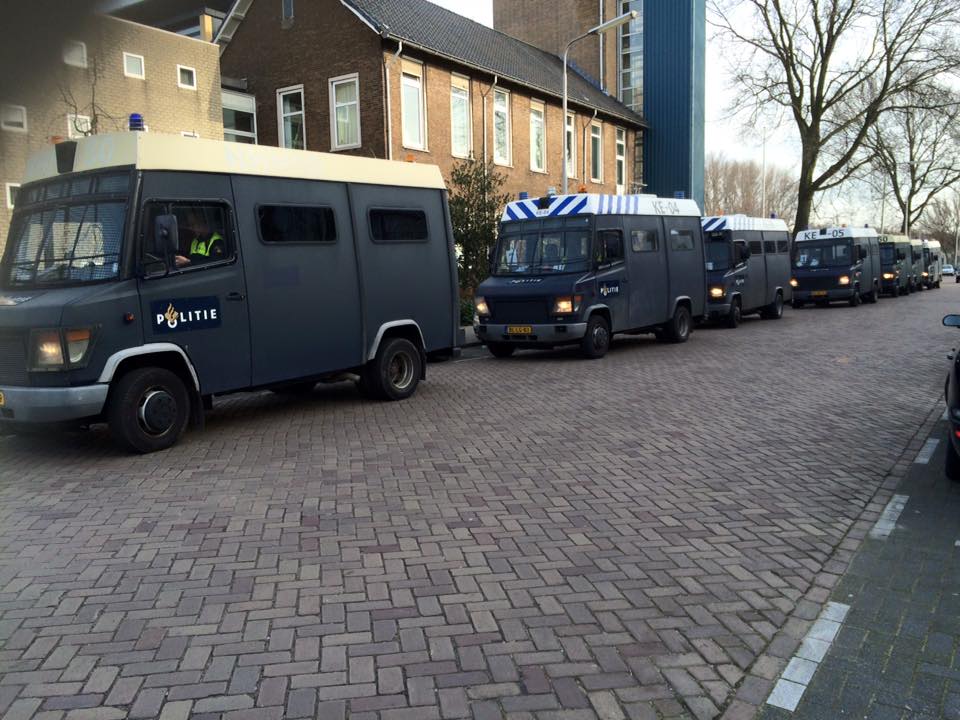 Velsen ‘belegerd’ met ME-busjes