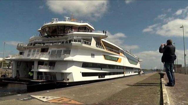 Veerboot Texel vaart IJmuiden binnen