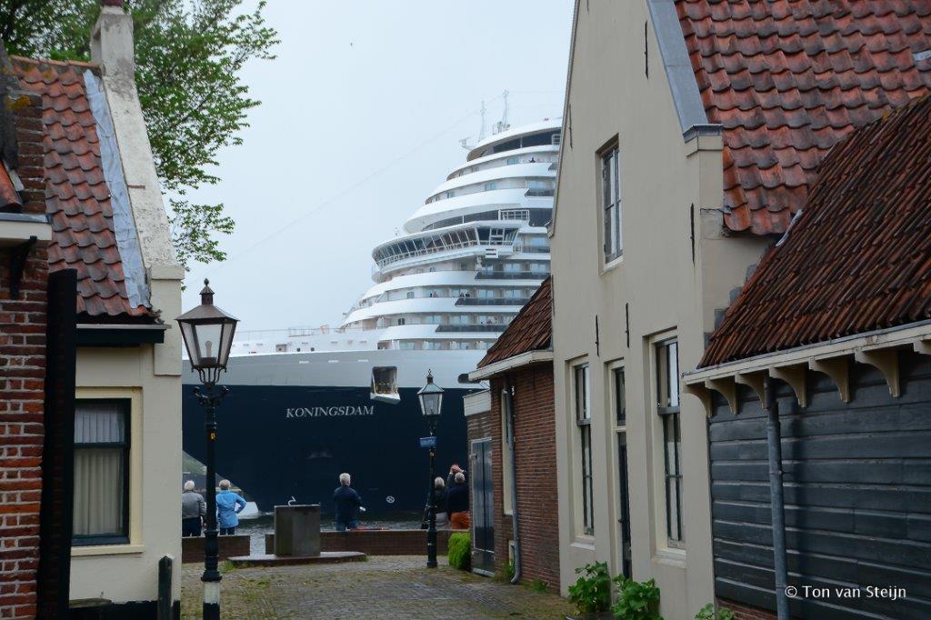 MS Koningsdam in IJmuiden