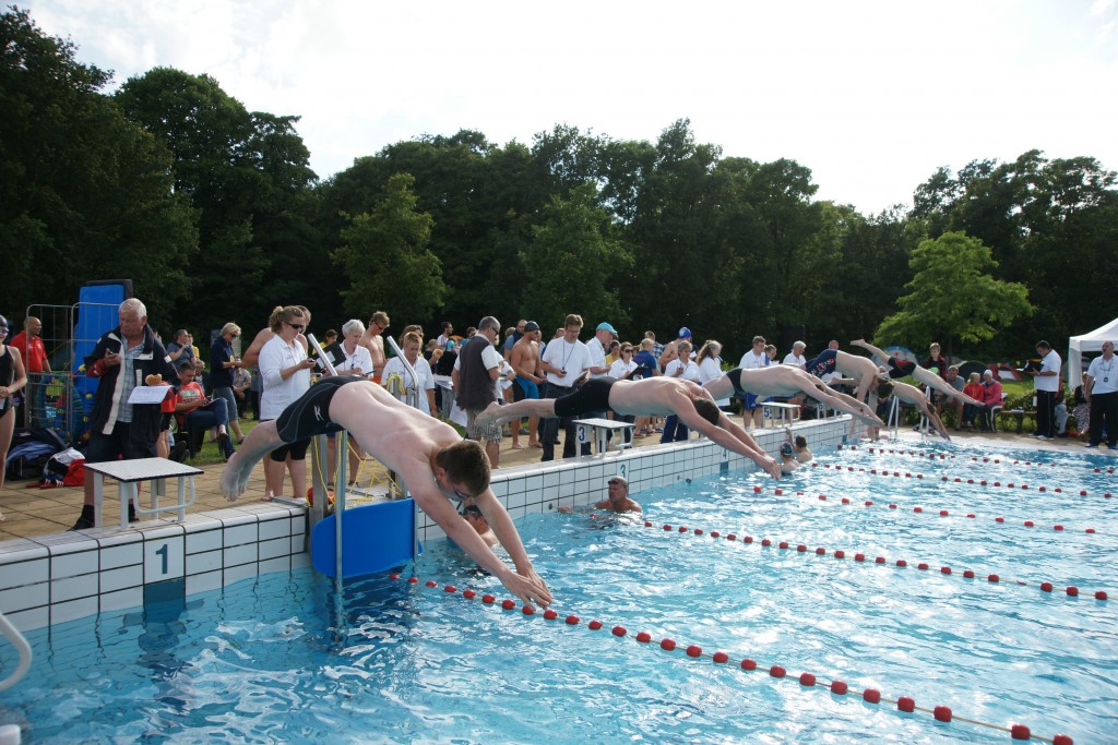 200 wedstrijdzwemmers in buitenbad
